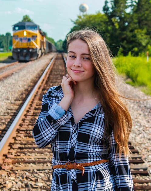 Foto portret van een meisje dat op het spoor staat