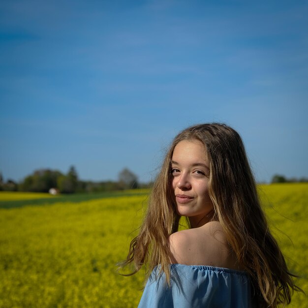 Portret van een meisje dat op het veld staat