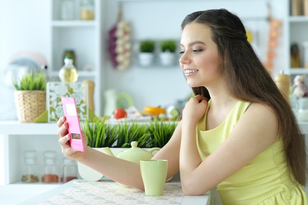 Portret van een meisje dat thee drinkt en selfie neemt