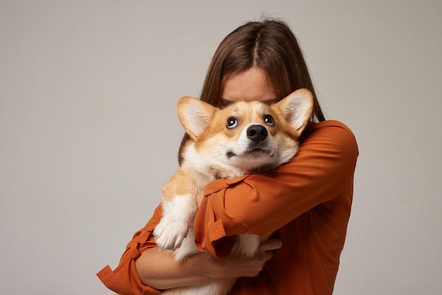 portret van een meisje en een corgi hond op een schone witte achtergrond liefde voor dieren