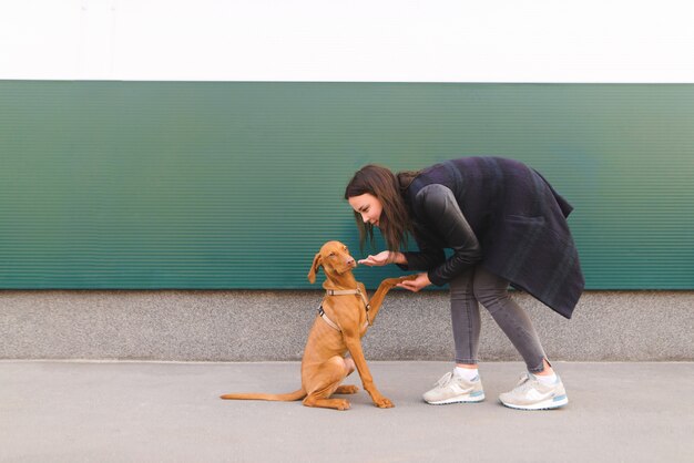 Portret van een meisje en een kleine hond