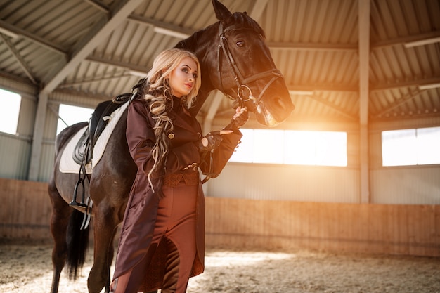 Portret van een meisje en een paard