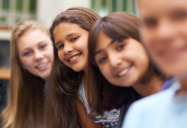 Portret van een meisje en gelukkig buiten op school met vertrouwen en trots voor het leren van onderwijs of kennis Studentenpersoon of gezicht met een glimlach in het gebouw of de gang voor de les of klaar om te studeren