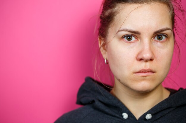 Portret van een meisje. Gezicht zonder make-up. Geweld in familie.