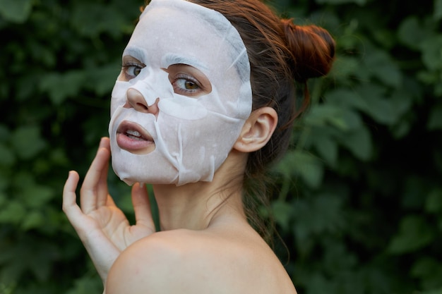 Portret van een meisje gezichtsmasker Achteraanzicht wat betreft gezicht met hand cosmetologie close-up