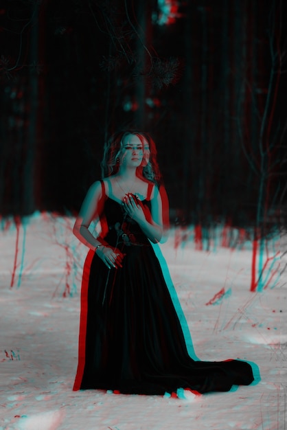 Portret van een meisje in de afbeelding van een donkere heks met een wazig beeld. Zwart-wit anaglyph met 3D glitch-effect