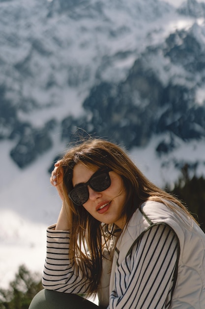 Foto portret van een meisje in de bergen die alleen reist in de vallei van het tatra-gebergte in het land van polen