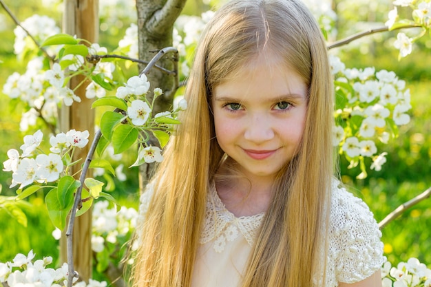 Portret van een meisje in de buurt van bloeiende bomen