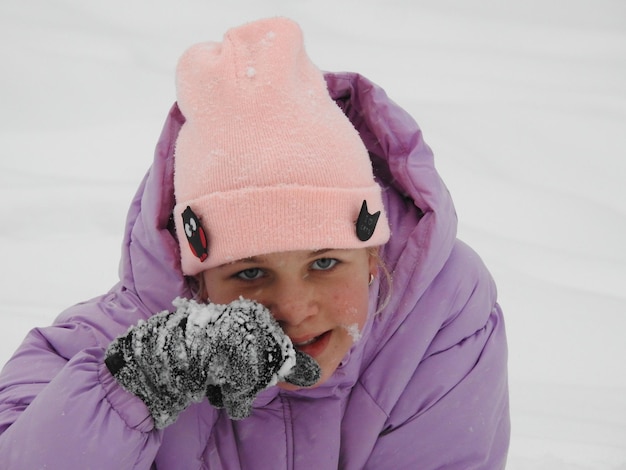 Foto portret van een meisje in de sneeuw