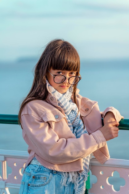 Portret van een meisje in glasess op strand background