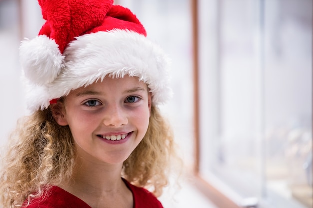 Portret van een meisje in Kerstmiskledij