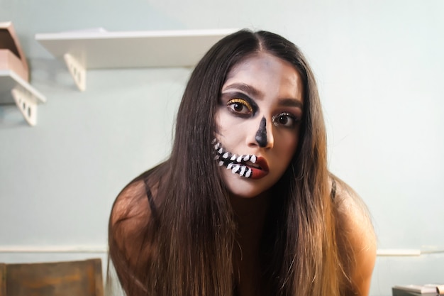 Portret van een meisje met artistieke schedelmake-up. Halloween-make-up