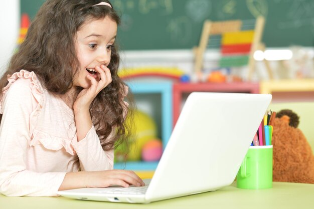 Portret van een meisje met behulp van moderne laptop