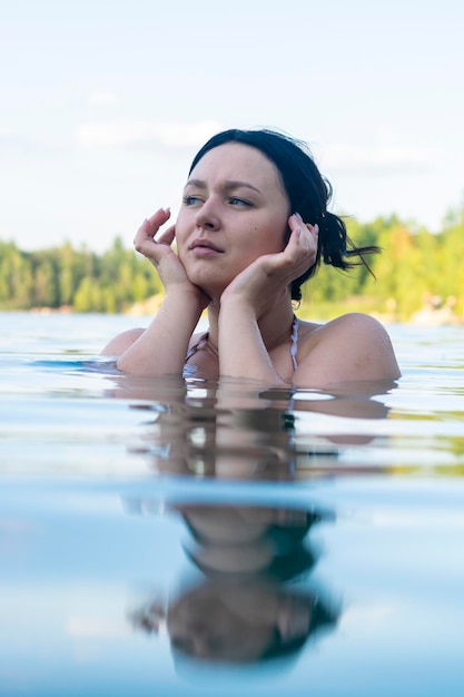 Portret van een meisje met een blank uiterlijk in het meer