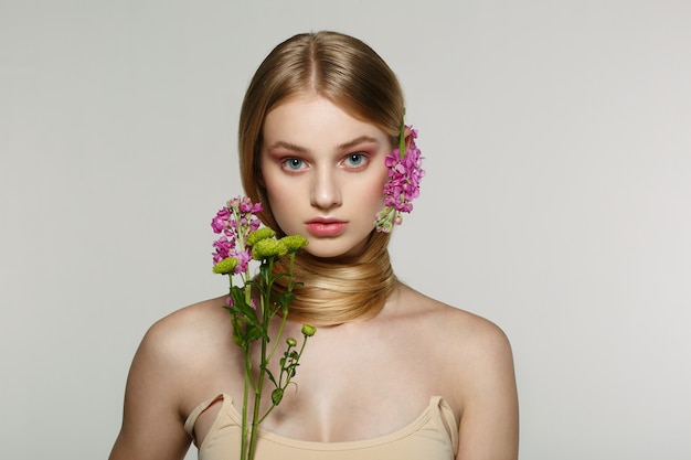 Portret van een meisje met een bloem in het haar