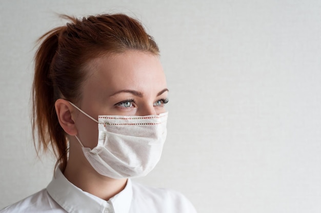 Foto portret van een meisje met een medisch masker close upxa