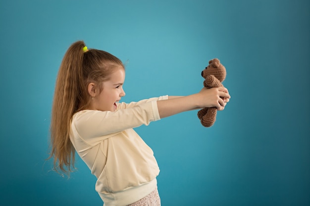 Portret van een meisje met een teddybeer in haar handen