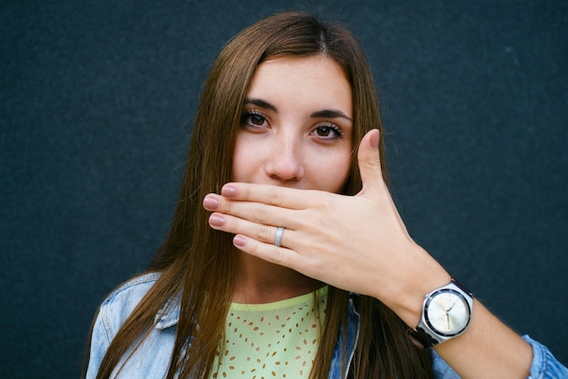 Portret van een meisje met emoties