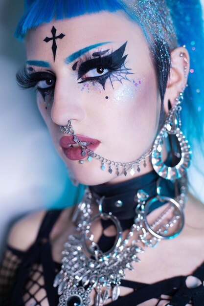 Portret van een meisje met gothic make-up en piercings