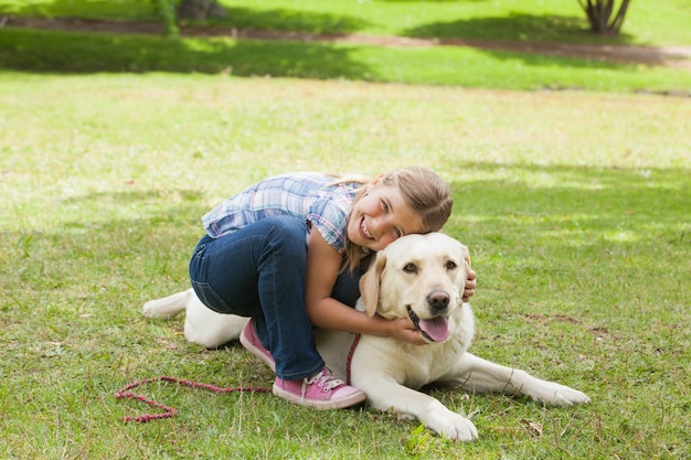 Portret van een meisje met huisdierenhond bij park