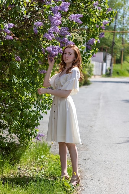 Foto portret van een meisje met lila op een warme zonnige dag buiten