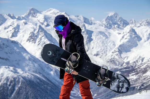 Portret van een meisje met snowboard bovenop een besneeuwde berg.