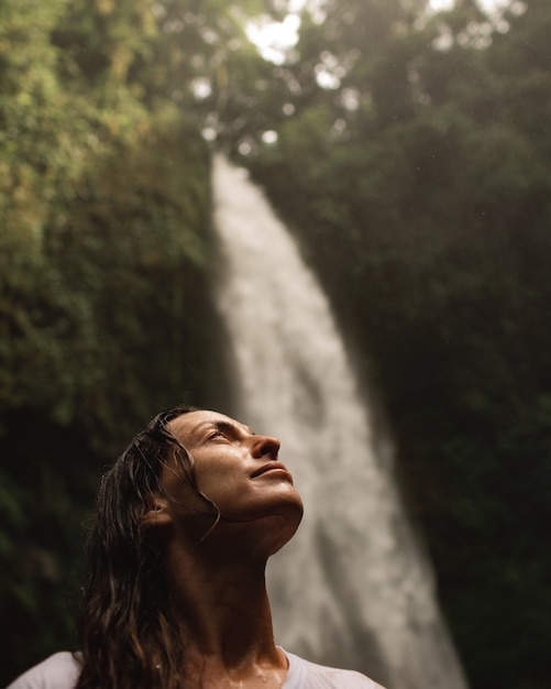 Portret van een meisje op een achtergrond van de jungle