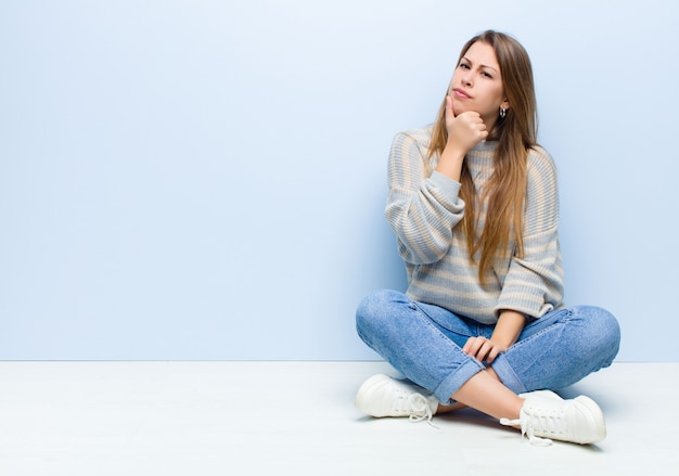 portret van een meisje op een blauwe achtergrond