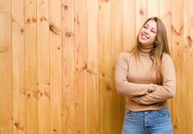 portret van een meisje op een houten achtergrond
