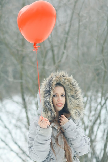 portret van een meisje verliefd op ballon winterdag van Sint Valentijn