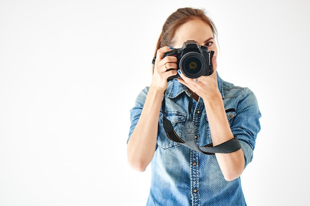 Portret van een meisjesfotograaf op een witte achtergrond