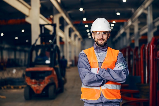 Portret van een metaalfabrieksarbeider in de zware industrie in een fabriek