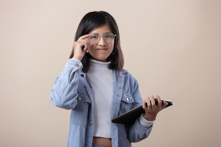 Portret van een Mexicaans jong meisje met tablet en stylus potlood elearning