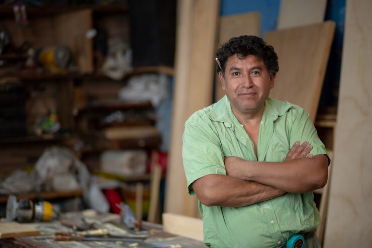 Portret van een Mexicaanse houtbewerker, timmerman in zijn atelier