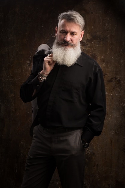 Portret van een middelbare leeftijd man met baard en snor poseren in formele slijtage