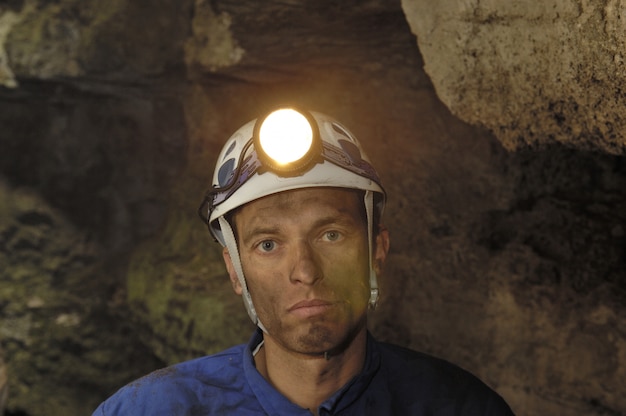 Portret van een mijnwerker in een mijn