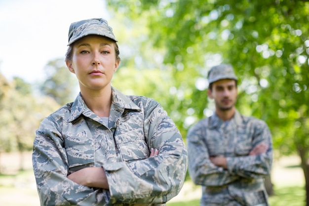 Portret van een militair paar dat zich met wapens bevindt die in park worden gekruist