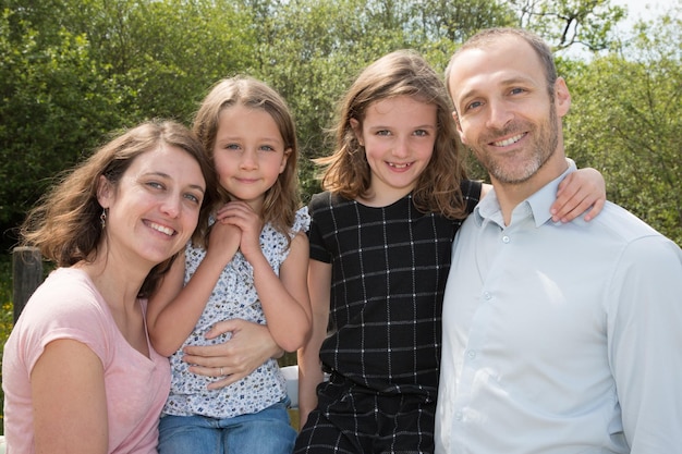 Foto portret van een moderne amerikaanse familie die er in de lente-zomer erg gelukkig uitziet in de buitenlucht