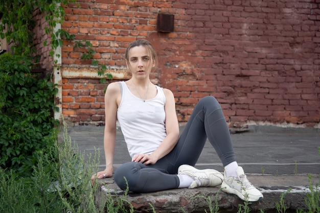 Foto portret van een modieuze zittende sportvrouw