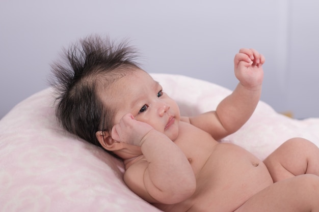 Portret van een moeder met haar pasgeboren. Vrouw die het aanbiddelijke meisje van de kindbaby houdt.