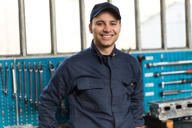 Foto portret van een monteur voor zijn gereedschap