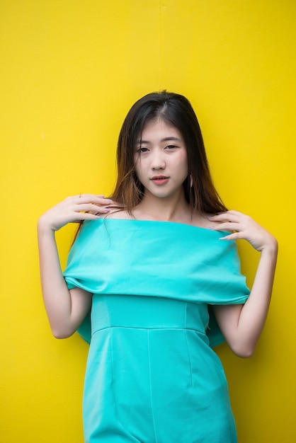 Portret van een mooi Aziatisch chic meisje poseert om een foto te maken Lifestyle van tiener thailand mensen Modern vrouw gelukkig concept