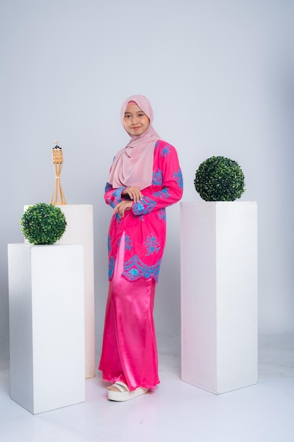 Portret van een mooi Aziatisch moslim vrouwelijk model dat hijabwear draagt tijdens een fotoshoot in een studio