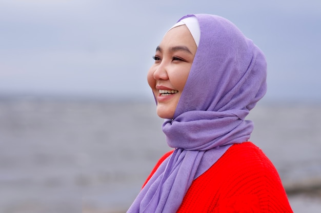 Portret van een mooi, gelukkig, mooi aziatisch moslim jong islamitisch meisje draagt op hoofd hijab