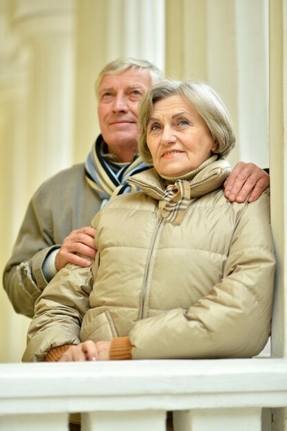 Portret van een mooi gelukkig volwassen stel dat samen buiten rust