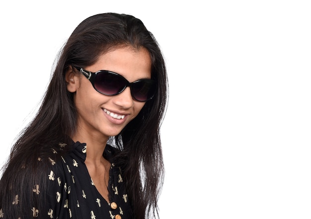 Portret van een mooi glimlachend meisje in zonnebril op witte achtergrond