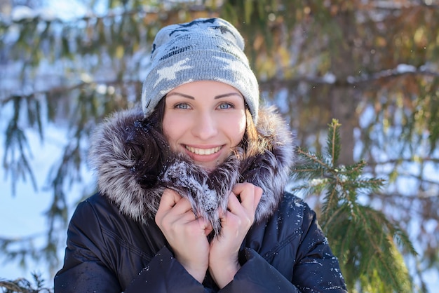 Portret van een mooi jong meisje in de winterpark
