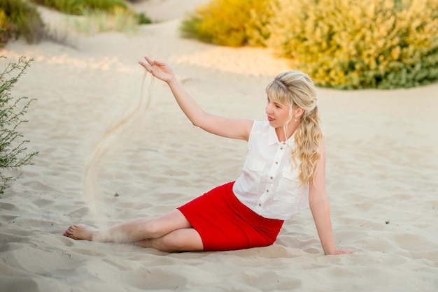 Portret van een mooi jong meisje op het strand onder zandduinen Anapa Russia