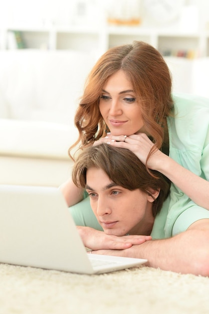 Portret van een mooi jong stel met een laptop