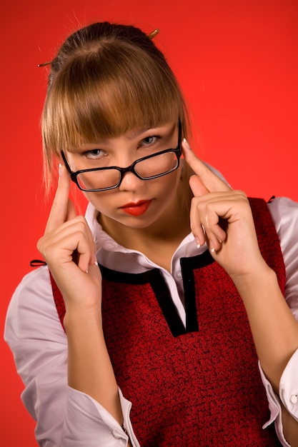 Portret van een mooi jong studentenmeisje op rood